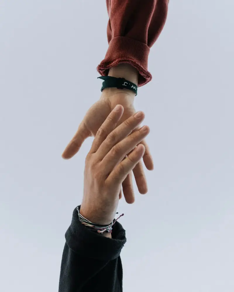 Deux mains qui se tendent l’une vers l’autre
